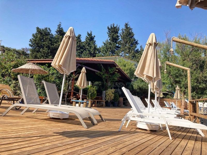 Deniz kenarında ahşap deck